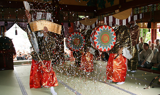 三社祭とは 浅草神社 三社様