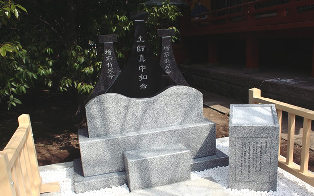 A monument of three pillars